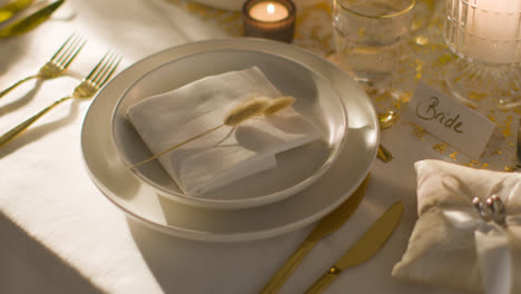 Gedeckter-Tisch-Für-Das-Essen-Bei-Der-Hochzeitsfeier-Mit-Tischkarte-Für-Die-Braut-Und-Ringen-3